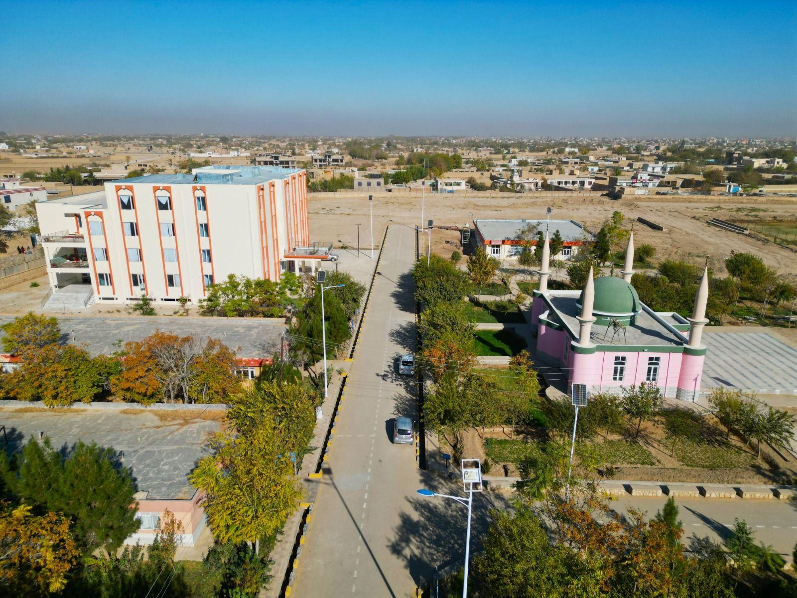 د ا.ا.ا ریاست الوزراء اداري مرستیال مولوي عبدالسلام حنفي په داسې حال کې، چې د جوزجان والي یې ملتیا کوله، د جوزجان پوهنتون مسؤلينو سره لیدنه وکړه