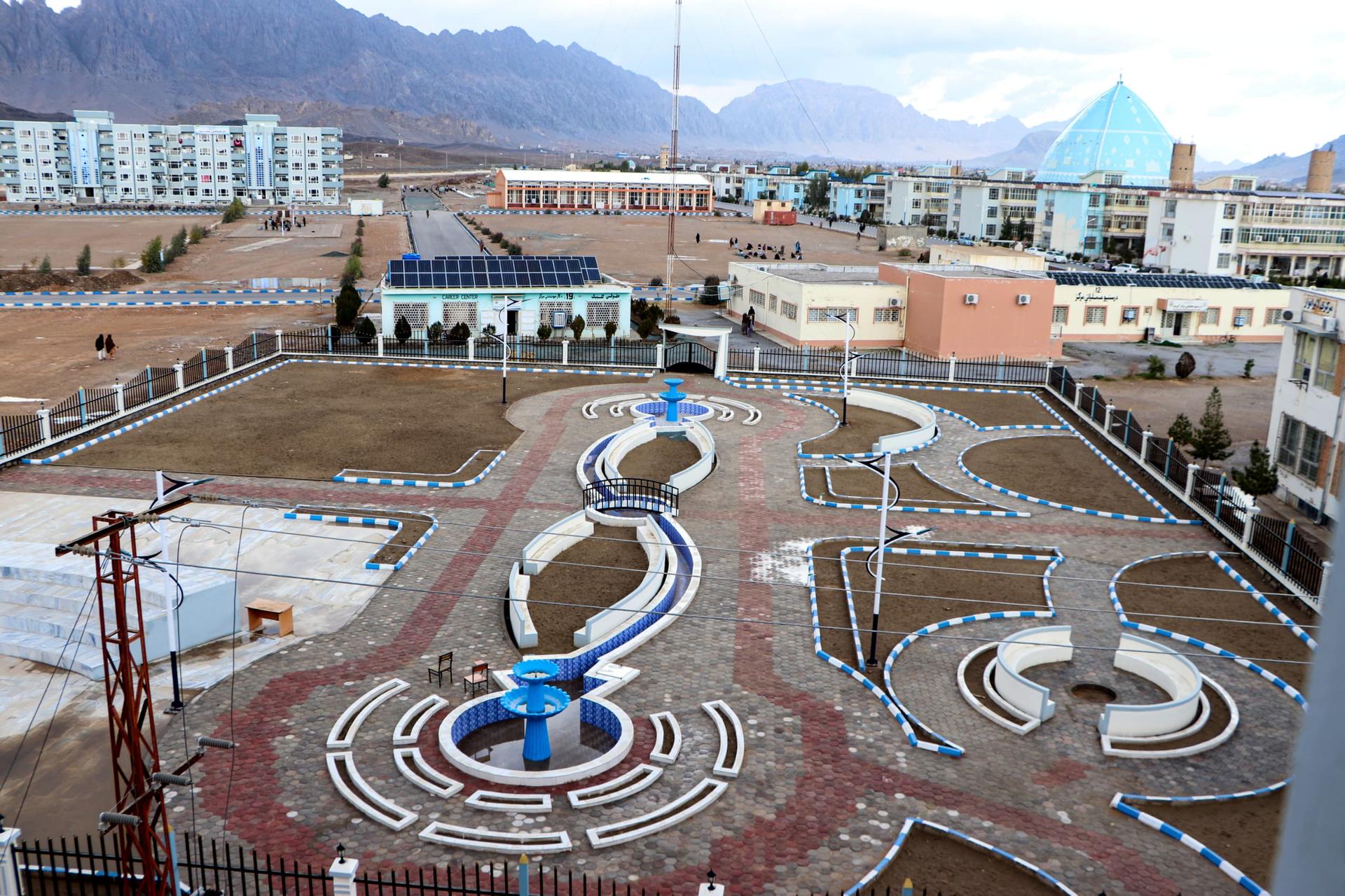 د لوړو زده کړو محترم وزیر، د کندهار پوهنتون د بېلابېلو برخو څخه د لیدنې ترڅنګ، د یاد پوهنتون استادانو او محصلانو ته وینا وکړه ...