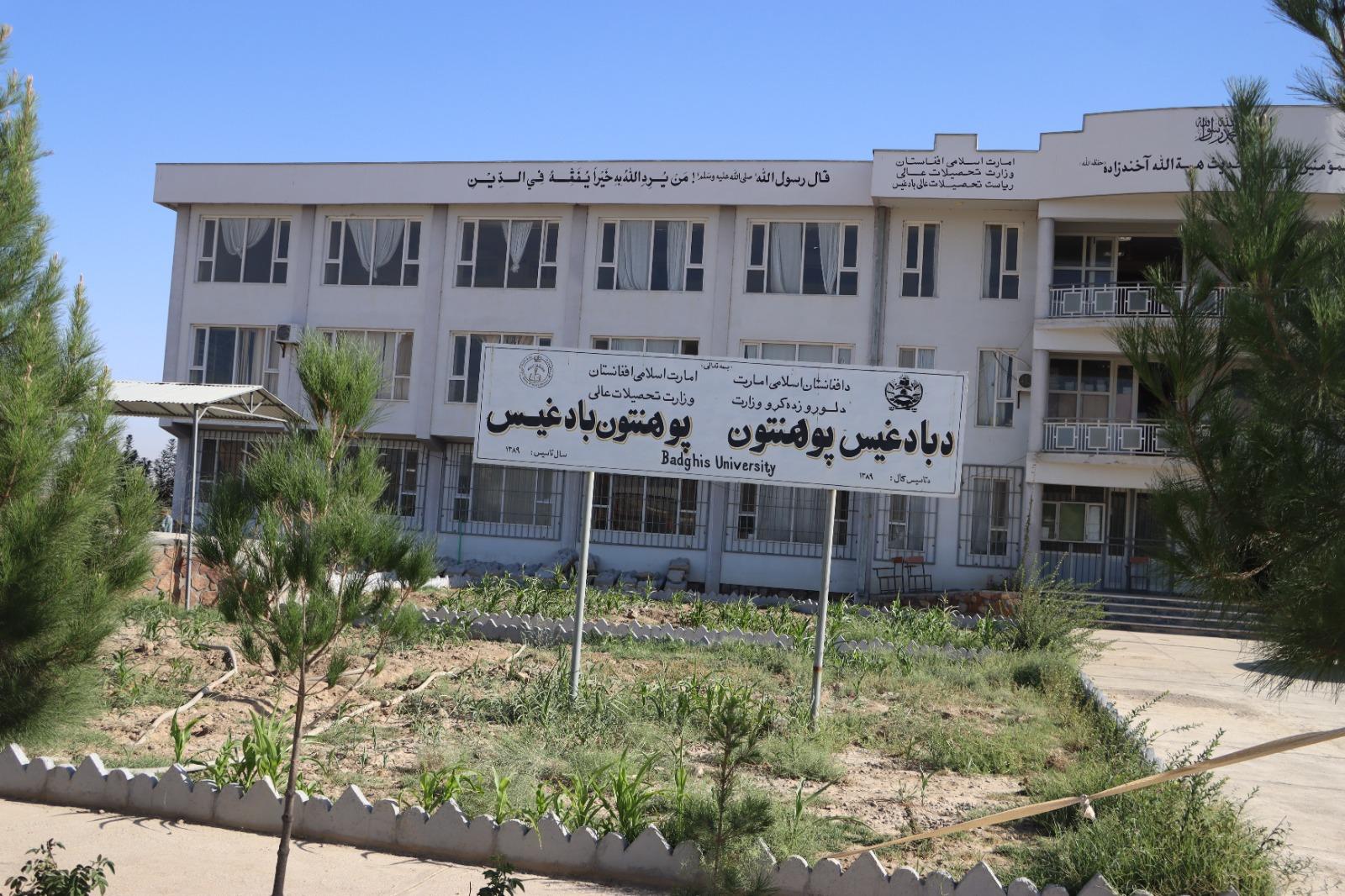 وزیر تحصیلات عالی طی سفر رسمی به ولایت بادغیس، به ارزش حدود ۴۴ میلیون افغانی کار شماری از پروژهها را در پوهنتون بادغیس افتتاح و در یک گرد همایی بزرگ نیز سخنرانی کرد.